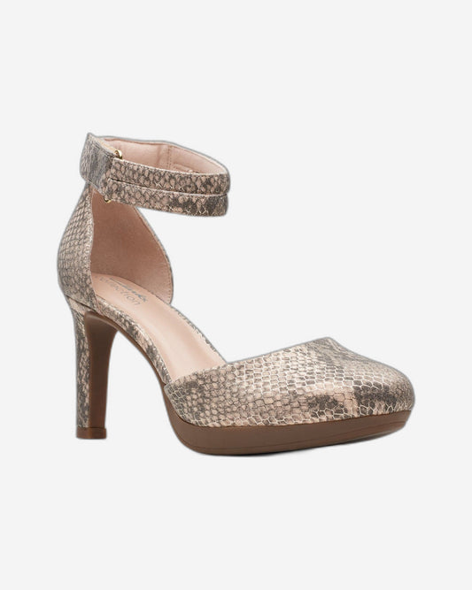 Clarks Ambyr Skip Shoes (Wide Fit)