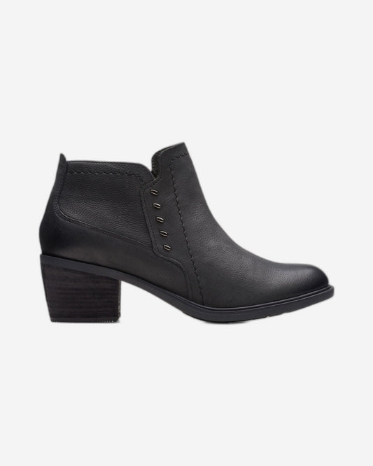 Clarks Neva Lo Boots (Standard Fit)