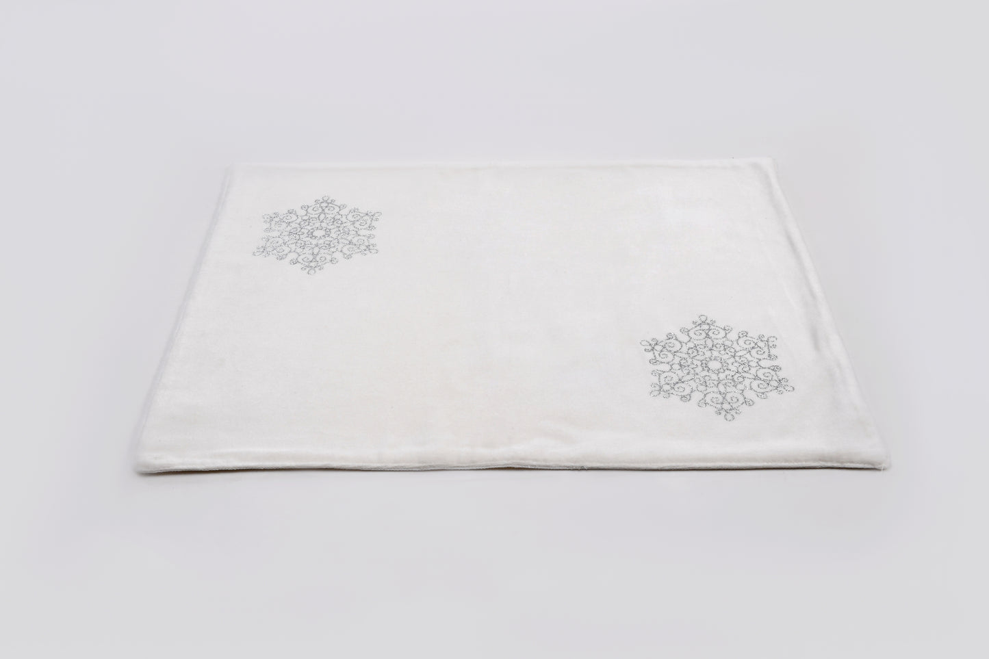 ARVD RECT FOIL PRINT PLACEMAT WHT/SIL 48X33