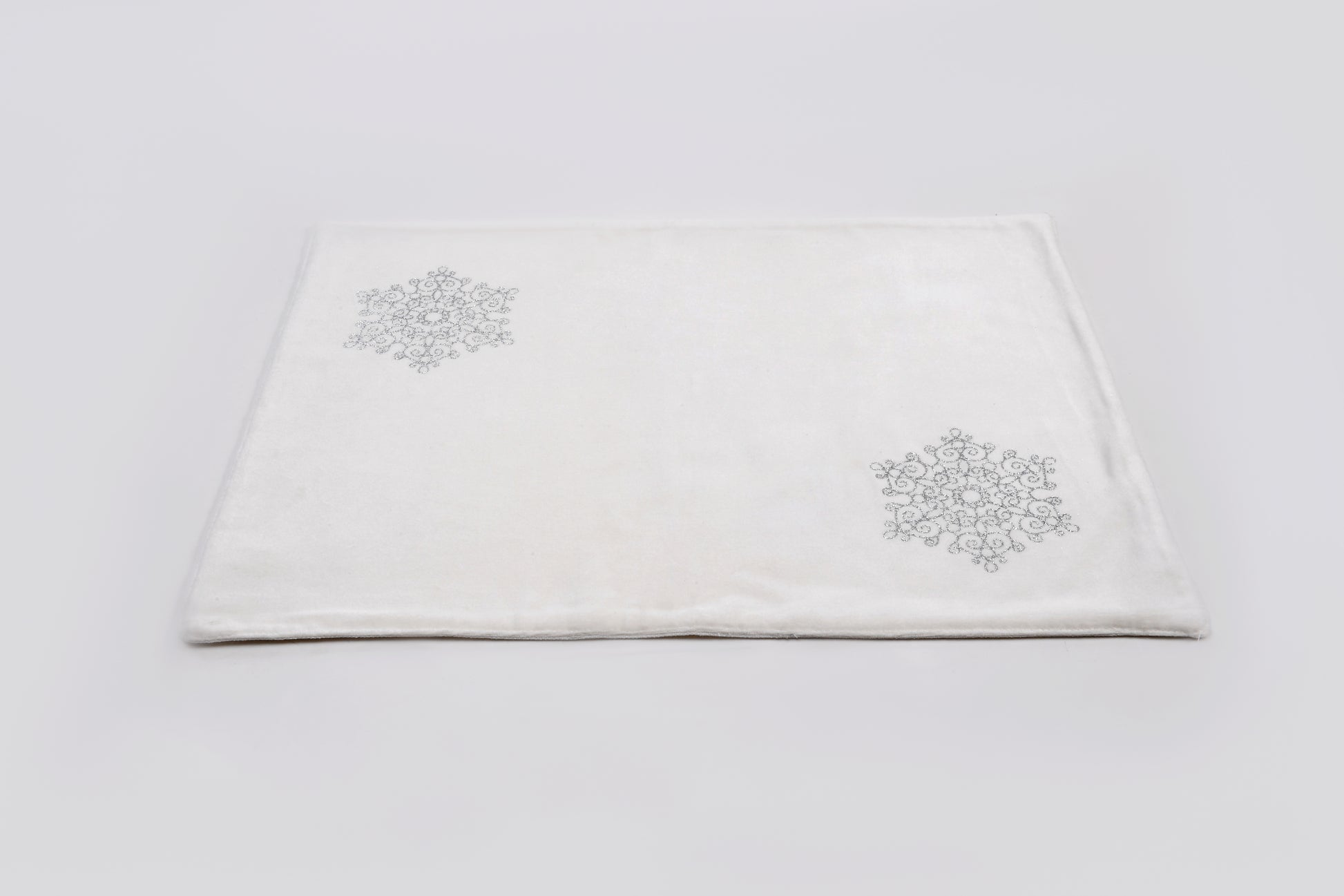 ARVD RECT FOIL PRINT PLACEMAT WHT/SIL 48X33