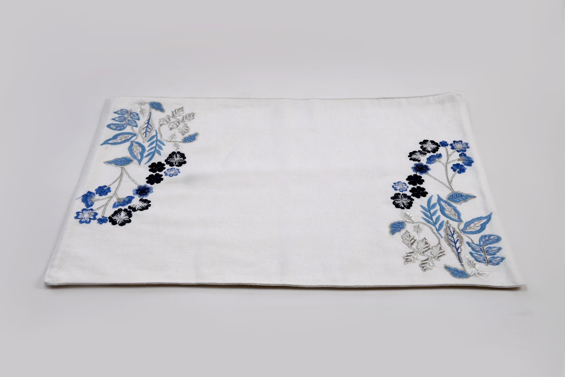 ARVD RECT EMB. PLACEMAT WHT/BLU 49X33