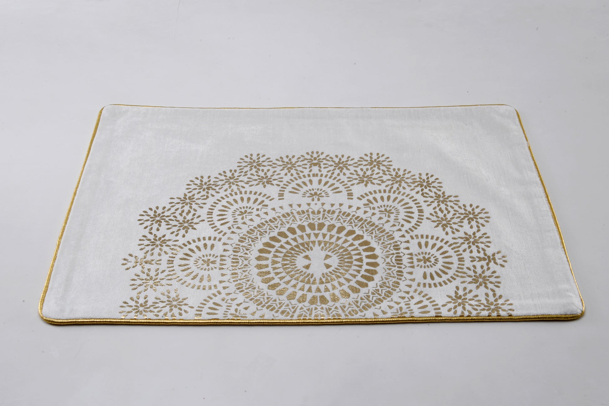 FOIL-5 SLUB VELVET PLACEMAT IVORY/GOLD 33X48
